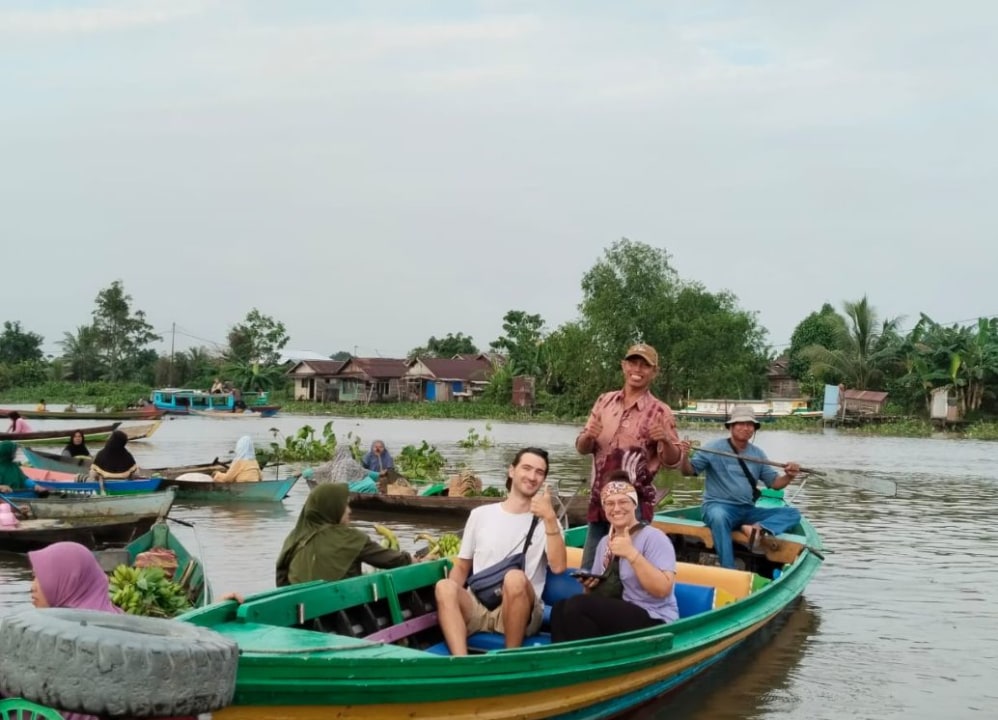 Lok Baintan floating market, Banjarmasin, traditional canoes