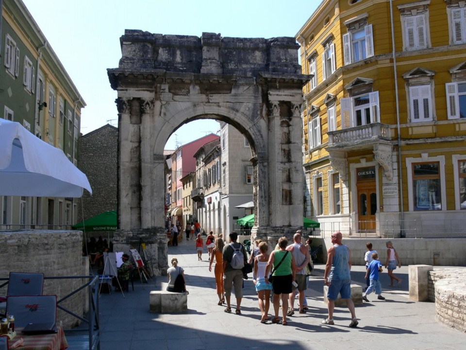 Pula Amphitheatre, Triumphal Arch, Hercules' Door, Roman mosaic