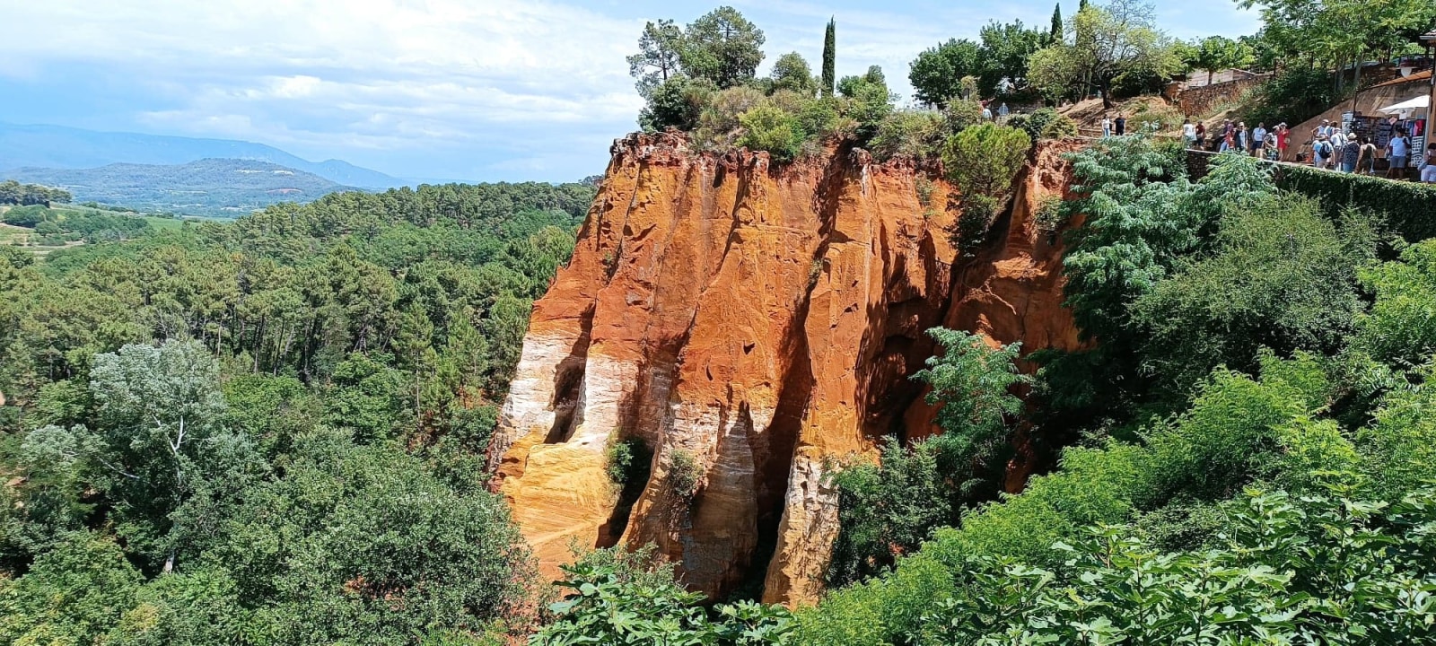 L'Isle sur la Sorgue market, Fontaine de Vaucluse spring, Gordes viewpoint, Roussillon ochre village