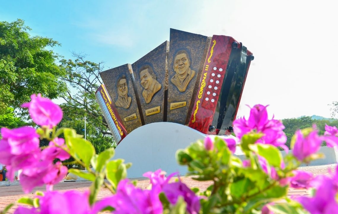 Parque de la Leyenda Vallenata "Consuelo Araujonoguera", Plaza Alfonso López, Nuestra Señora del Rosario Cathedral, Patillal