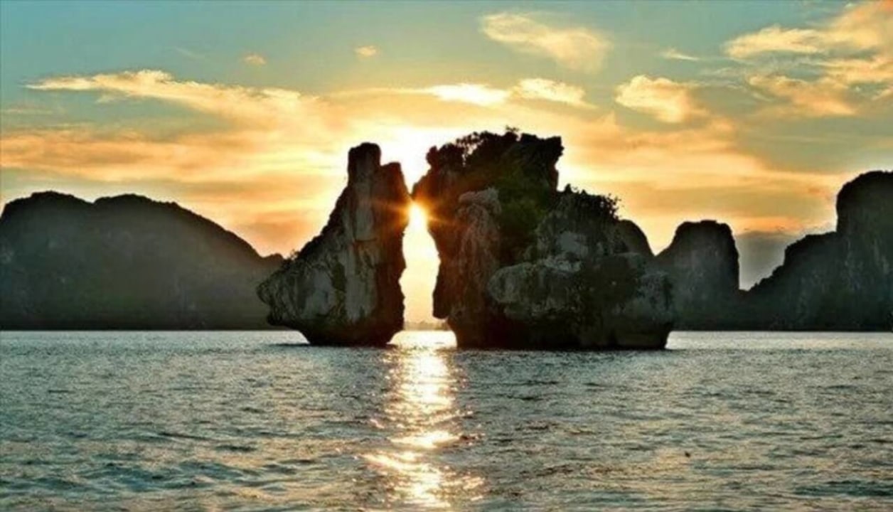 Ha Long Bay emerald waters, Thien Cung Grotto, Ba Hang area kayaking, Fighting Cock Islet
