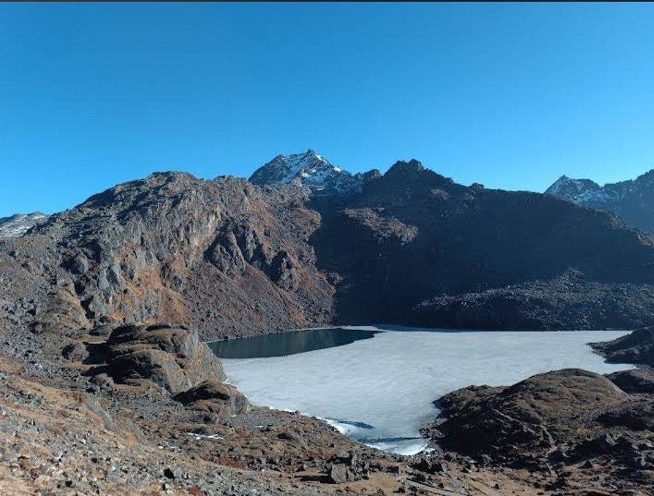 Gosaikunda Lake, Langtang Lirung panoramas, rhododendron forests of Thulo Syabru