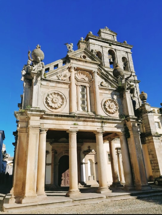 Roman Temple of Évora, Capela dos Ossos, Praça do Giraldo