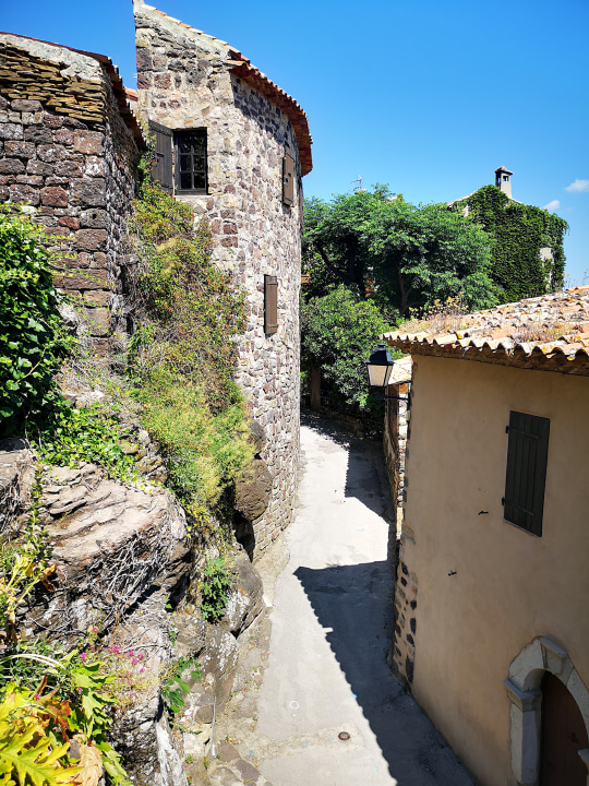 Main creeks of Cassis, Bandol Beach, hilltop Le Castellet, medieval Evans
