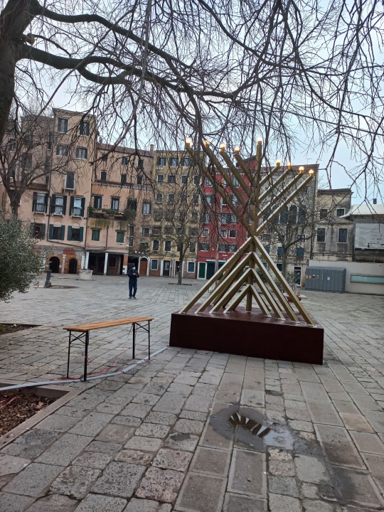 Campo del Ghetto, small Holocaust memorial by Arbit Blatas, amazing old synagogues