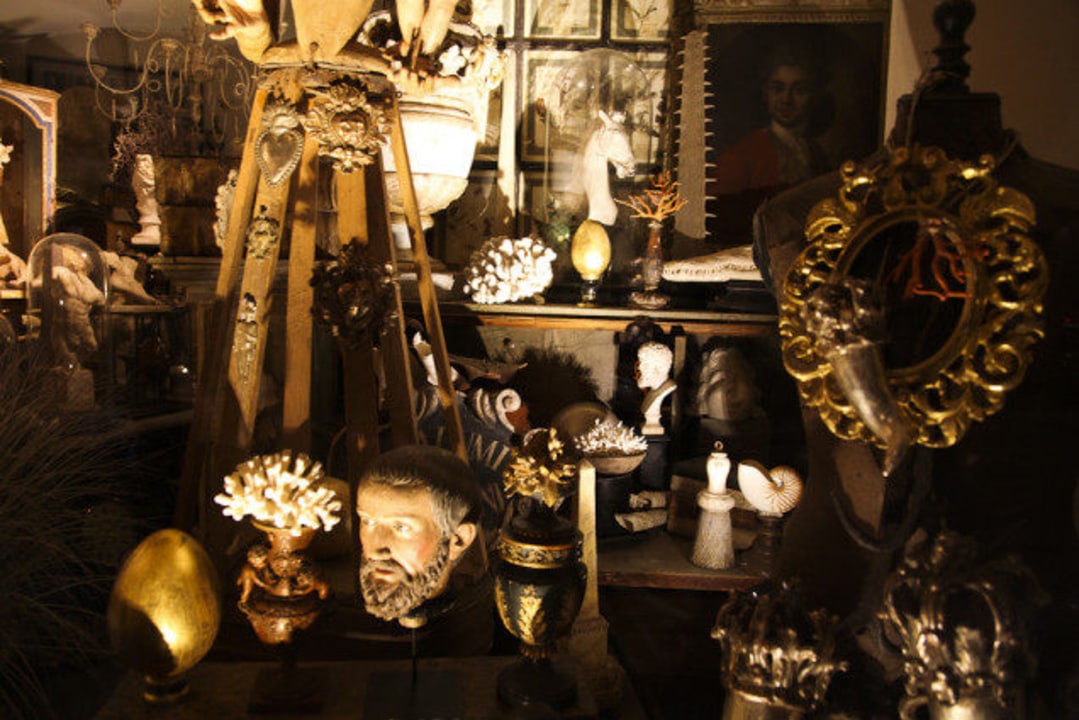 Ponte Vecchio, statue of Benvenuto Cellini, workshops of Italian artisans