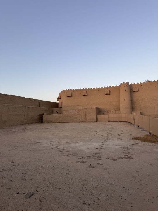 Al Naslah Rock, Groom Rock, Bir Haddaj, desert and mountain backdrops
