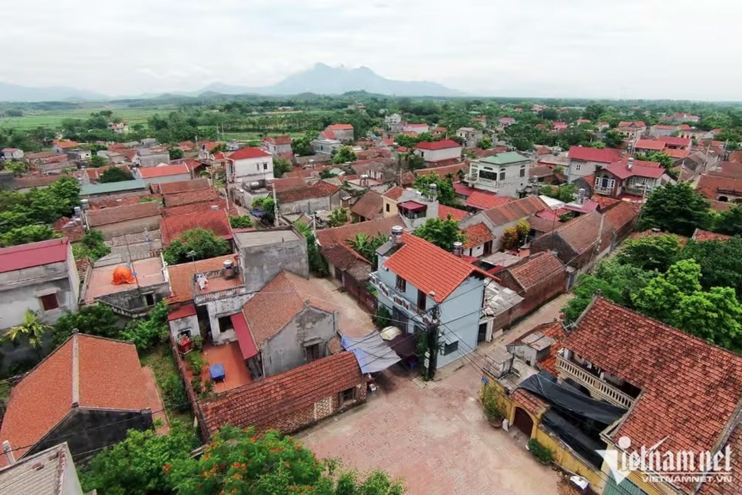 Duong Lam Ancient Village, Mong Phu Commune House, Mia Pagoda, rice fields