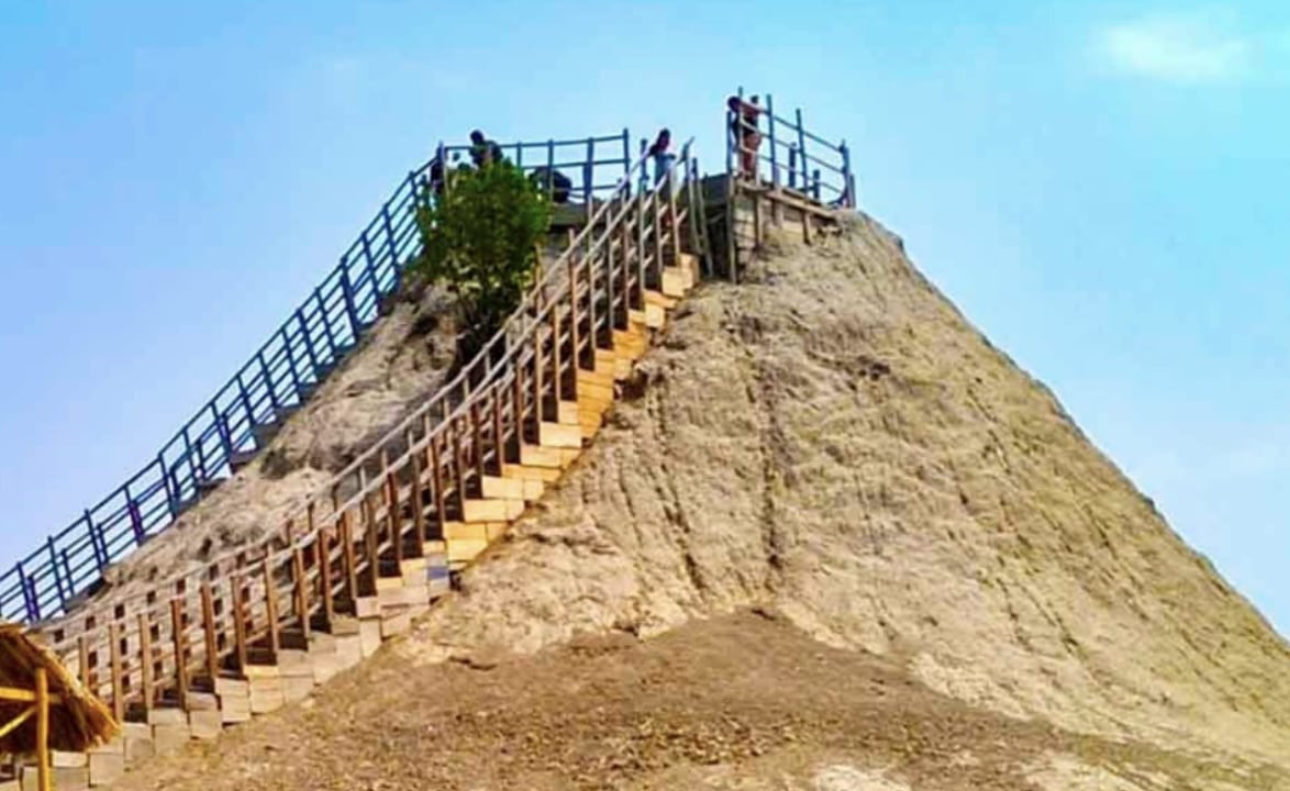 Mud Volcano mud baths, Galerazamba Salt Lake pink waters, northern side of Cartagena