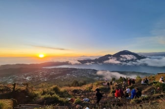 7-Hour Mount Batur Hike with Sunrise and Summit Breakfast