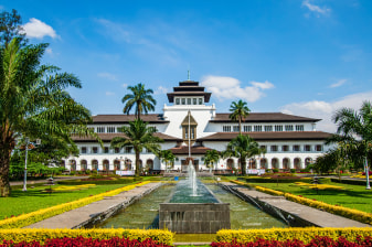 2-Hour Private Walking Tour of Bandung with Gedung Sate and Parks