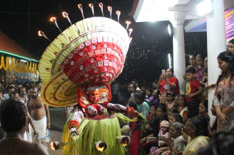 4-Hour Theyyam Dance Tour in Kannur with Authentic Ritual Experience