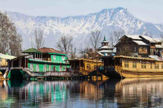 3-Day Srinagar and Gulmarg Tour with Dal Lake and Mughal Gardens