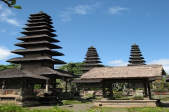 5-Hour Lombok Cultural Tour with Pura Lingsar and Bertais Market