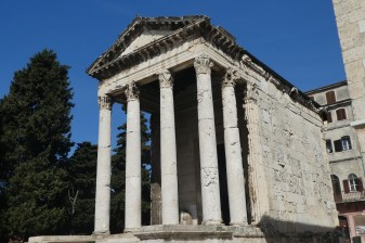 2-Hour Private Walking Tour of Pula with Roman Landmarks and Kastel