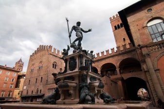 2-Hour Bologna Heritage Walk with University and Medieval Market