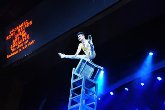 2-Hour Beijing Acrobatic Show at Chaoyang Theatre with Transfers