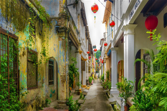 2-Day Kuala Lumpur to Ipoh Tour with Heritage Trail and Cave Temple