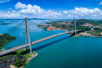 10-Hour Batam Sightseeing Tour with Barelang Bridge and Temple
