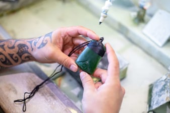 30-Minute Rotorua Jade Studio Tour with Pounamu Necklace