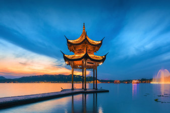 Hangzhou West Lake: Dual Intangible Cultural Heritage Experience (Gaily-Painted Boat + Hanfu/Hairpin Photo Shoot)