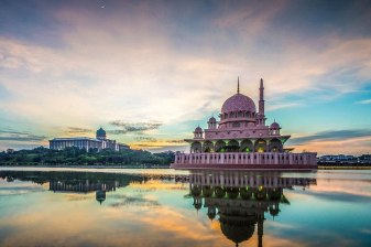 Putrajaya Tour with Boat Ride & Pink Mosque (Private)