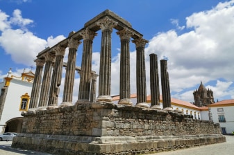 8-Hour Évora Cultural Tour with Cartuxa Vineyards and Wine Tasting