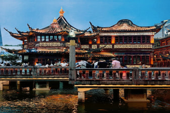 6-Hour Shanghai Walking Tour with Yu Garden, the Bund and Snack Tasting