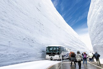 9-Hour Tateyama Snow Wall Tour from Toyama with Alpine Route