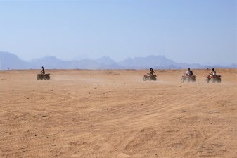 1 journée en quad dans le désert d'Hurghada avec soirée bédouine