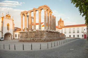 8-Hour Evora and Monsaraz Tour with Chapel of Bones and Wine Tasting
