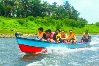 10-Hour Navua River and Fijian Village Tour from Nadi