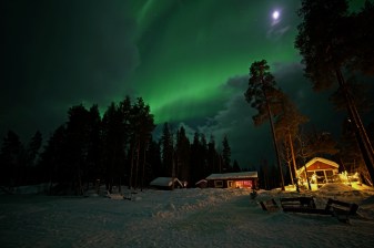 3-Hour Northern Lights Hunt in Rovaniemi with a Lakeside Cottage