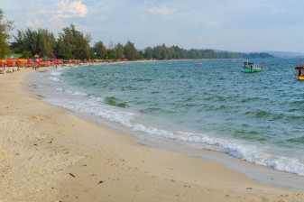 7-Hour Sihanoukville Beach and City Tour with Temples and Local Life