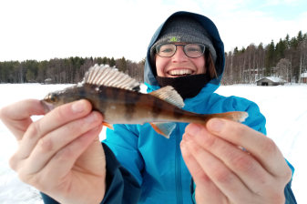 2-Hour Ice Fishing Tour on Lake Kitka in Kuusamo with Local Guide