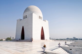 3-Day Karachi Sightseeing Tour with Beaches, Bazaars and Museum