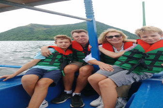 8-Hour Taal Lake Cruise and Tagaytay Tour with Volcano Views