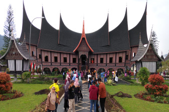 4-Day Padang and Bukittinggi Tour with Lake Maninjau and Batusangkar