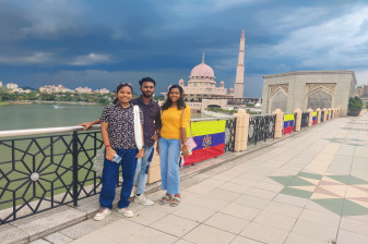 1-Hour Putrajaya Pink Mosque Airport Transfer Tour from KLIA