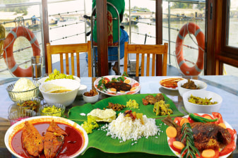 5-Hour Houseboat Cruise from Kochi to Kumarakom or Alappuzha