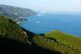 8-Hour Arrábida Natural Park Tour with Wine and Cheese Tasting