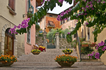 3-Hour Gardone Riviera and Lake Garda Tour with Historic Villas
