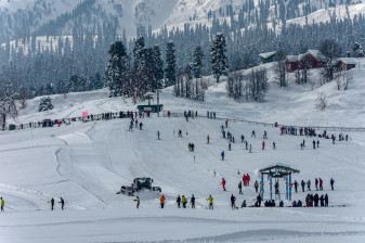 5-Day Gulmarg Honeymoon Tour with Gondola Ride and Romantic Stays