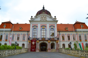 4-Hour Royal Palace of Gödöllő Tour with Habsburg History