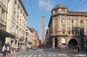 2-Hour Bologna Walking Tour with Hidden Corners and UNESCO Arcades