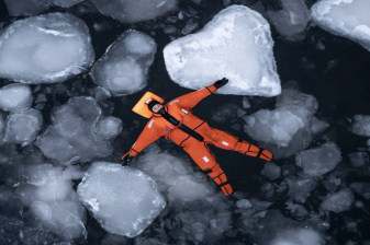 3-Hour Ice Floating Experience in Murmansk with Arctic Relaxation