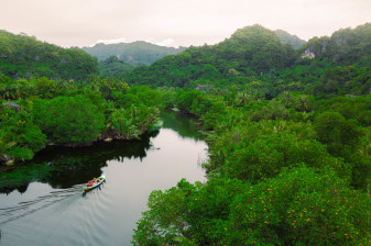 4-Day Toraja and Makassar Cultural Tour with Karst and Burial Sites