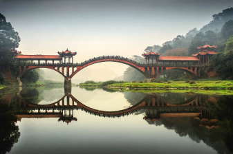 8-Hour Panda Breeding and Leshan Giant Buddha Tour from Chengdu