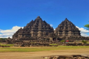 12-Hour Borobudur Sunrise Tour with Merapi Jeep and Prambanan