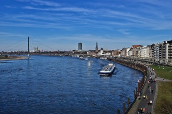 2-Hour Düsseldorf Old Town Walking Tour with Königsallee and Medienhafen